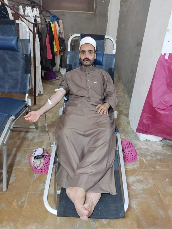 أحد المتبرعين بالدم بقرية في حملة