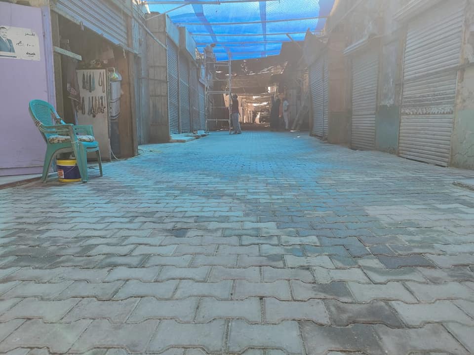 أعمال تطوير السوق السياحى بمدينة إسنا بتركيب 500 متر بلاط