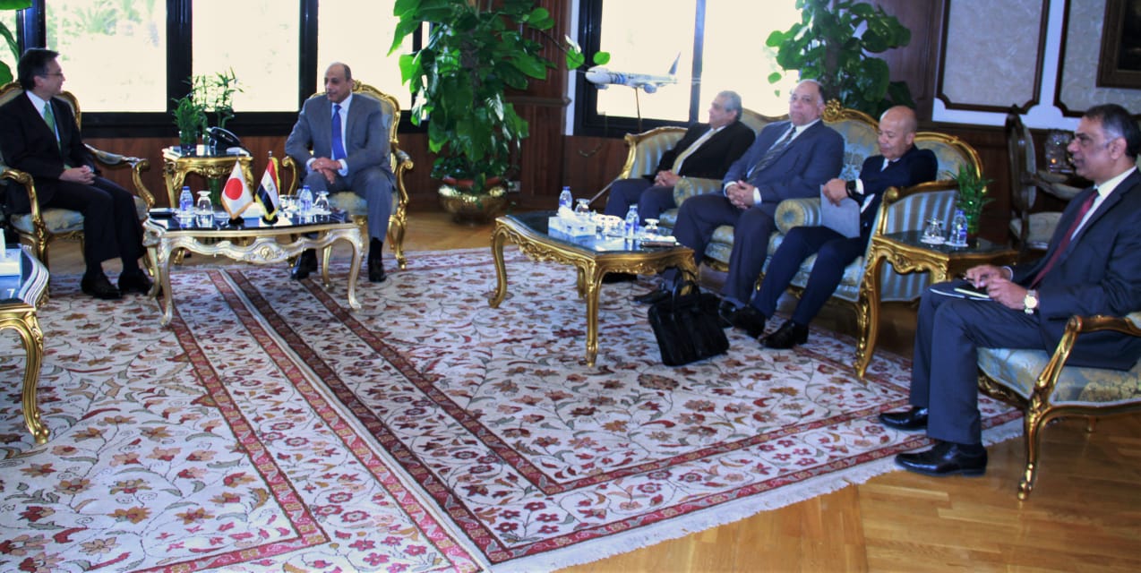 وزير الطيران يبحث مع سفير اليابان بمصر تعزيز التعاون فى مجال النقل الجوي
