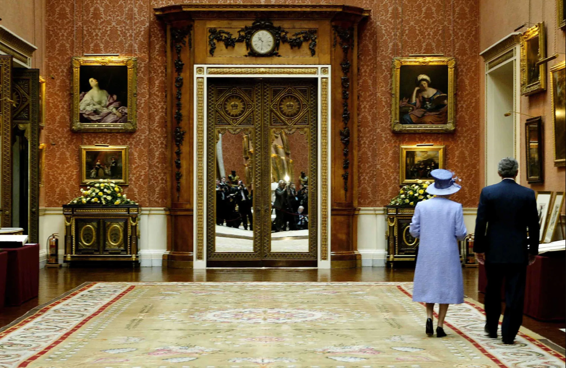 صورة للملكة وهي تتجوّل بمعرض الملكة في قصر باكنغهام
