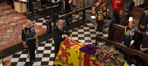 دفن العصا مع الملكة إليزابيث