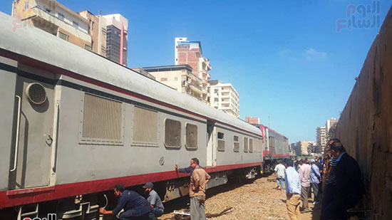 رفع-أحدى-عربات-قطار-دمنهور--تمهيدا-لعودة-حركة-السكة-الحديد-القاهرة---الإسكندرية-(1)
