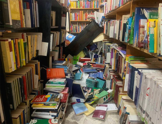سقوط الكتب من أرفف المكتبات