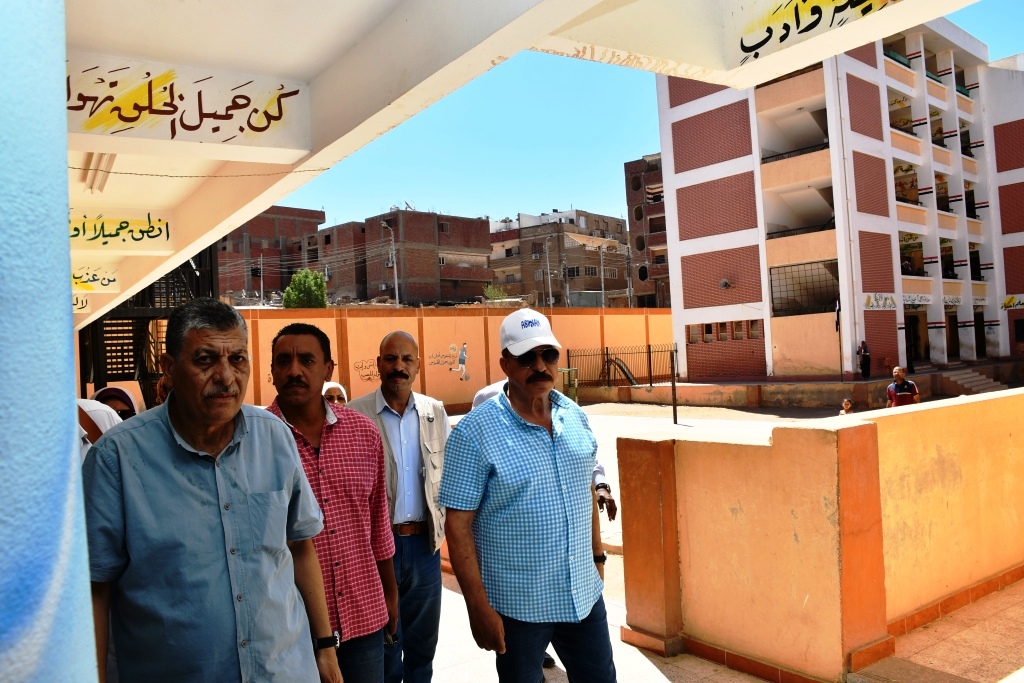 محافظ أسوان وقيادات التعليم