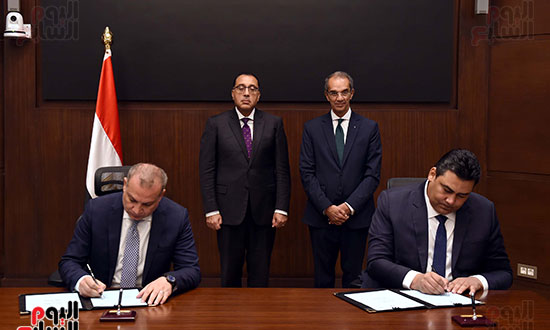 رئيس الوزراء يشهد توقيع تعاون بين العربية للتصنيع والقومى لتنظيم الاتصالات (1)