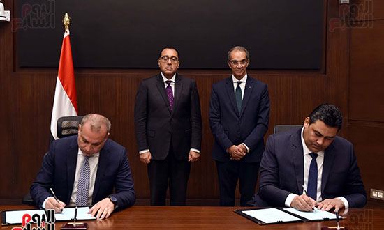 رئيس الوزراء يشهد توقيع تعاون بين العربية للتصنيع والقومى لتنظيم الاتصالات (2)