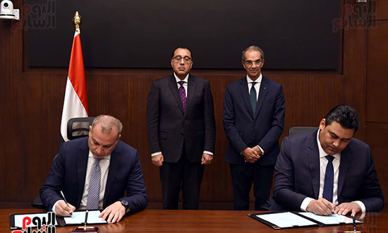 رئيس الوزراء يشهد توقيع تعاون بين العربية للتصنيع والقومى لتنظيم الاتصالات (3)