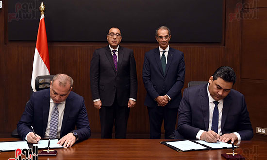 رئيس الوزراء يشهد توقيع تعاون بين العربية للتصنيع والقومى لتنظيم الاتصالات (4)