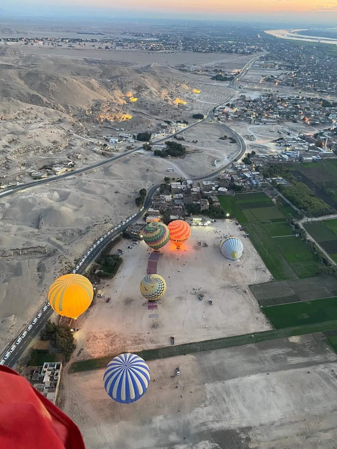 البالونات فى أرض مطار البر الغربي