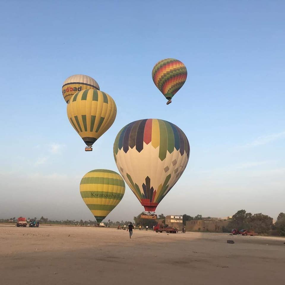 خروج البالونات من أرض المطار بالبر الغربي