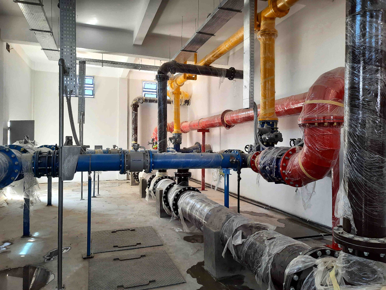 رئيس شركة مياه الشرب بسوهاج يتفقد محطة مياه الصوامعة (5)