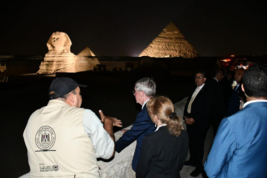 وزير الرياضة يصطحب رئيس الأولمبية الدولية في جولة سياحية بمنطقة الأهرامات (10)