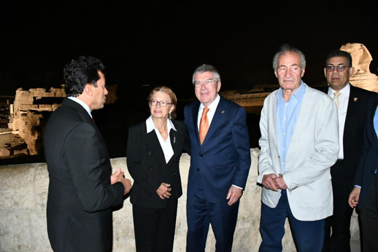 وزير الرياضة يصطحب رئيس الأولمبية الدولية في جولة سياحية بمنطقة الأهرامات (13)