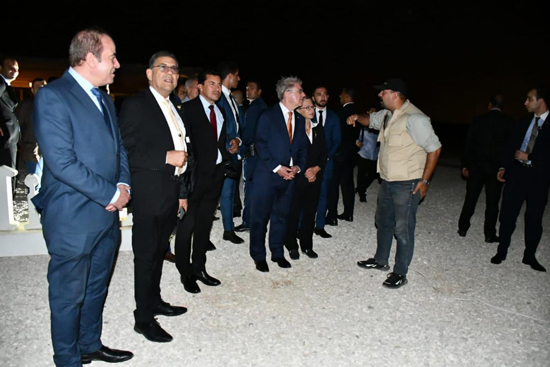 وزير الرياضة يصطحب رئيس الأولمبية الدولية في جولة سياحية بمنطقة الأهرامات (9)