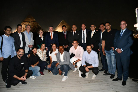 وزير الرياضة يصطحب رئيس الأولمبية الدولية في جولة سياحية بمنطقة الأهرامات (1)