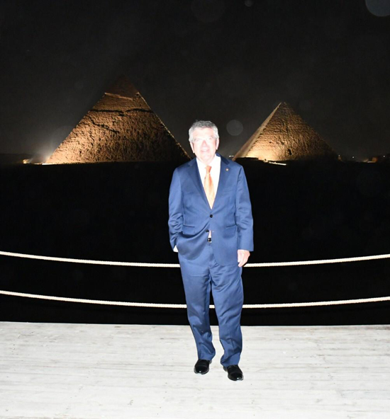 وزير الرياضة يصطحب رئيس الأولمبية الدولية في جولة سياحية بمنطقة الأهرامات (12)