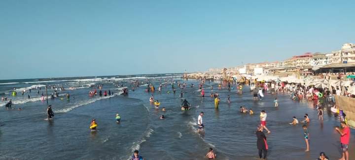 اقبال المواطنين لشواطئ رأس البر