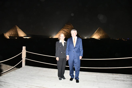 وزير الرياضة يصطحب رئيس الأولمبية الدولية في جولة سياحية بمنطقة الأهرامات (4)