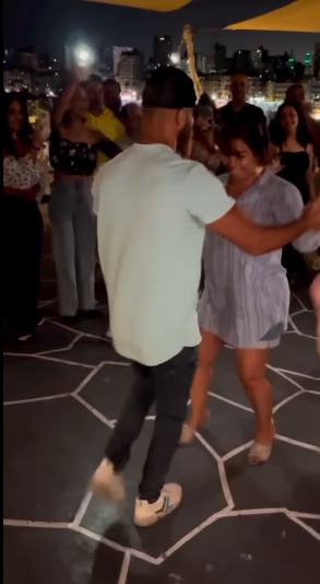 شيرين ترقص برفقة شاب