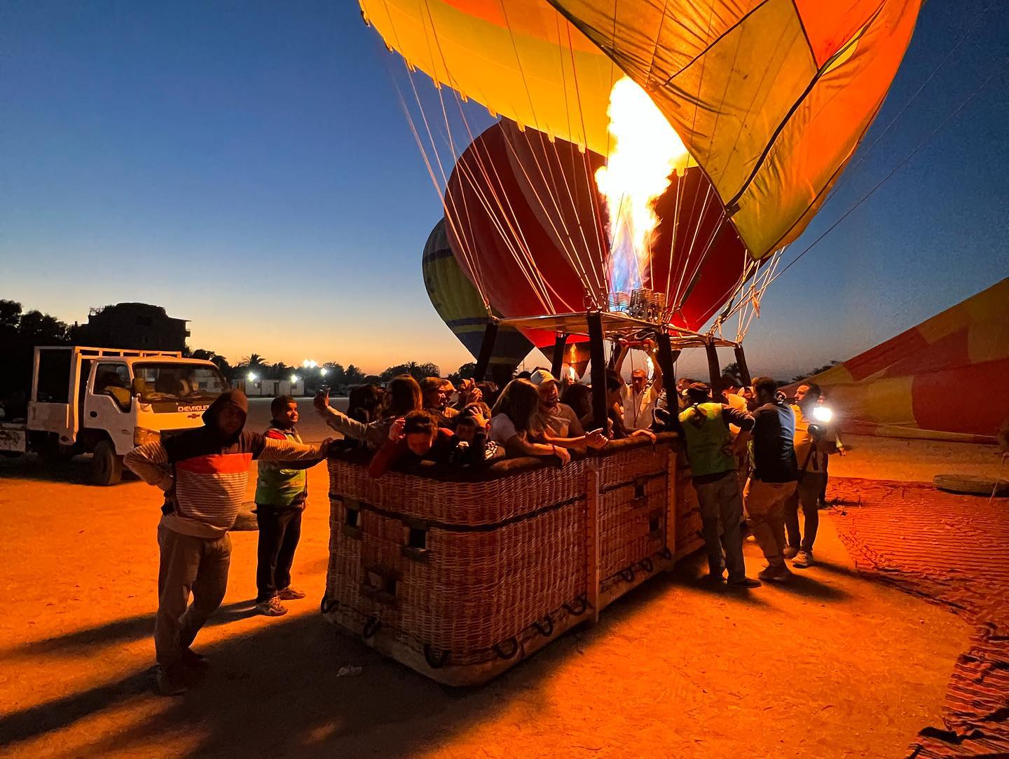 عمال البالون خلال تجهيز الرحلات للتحليق