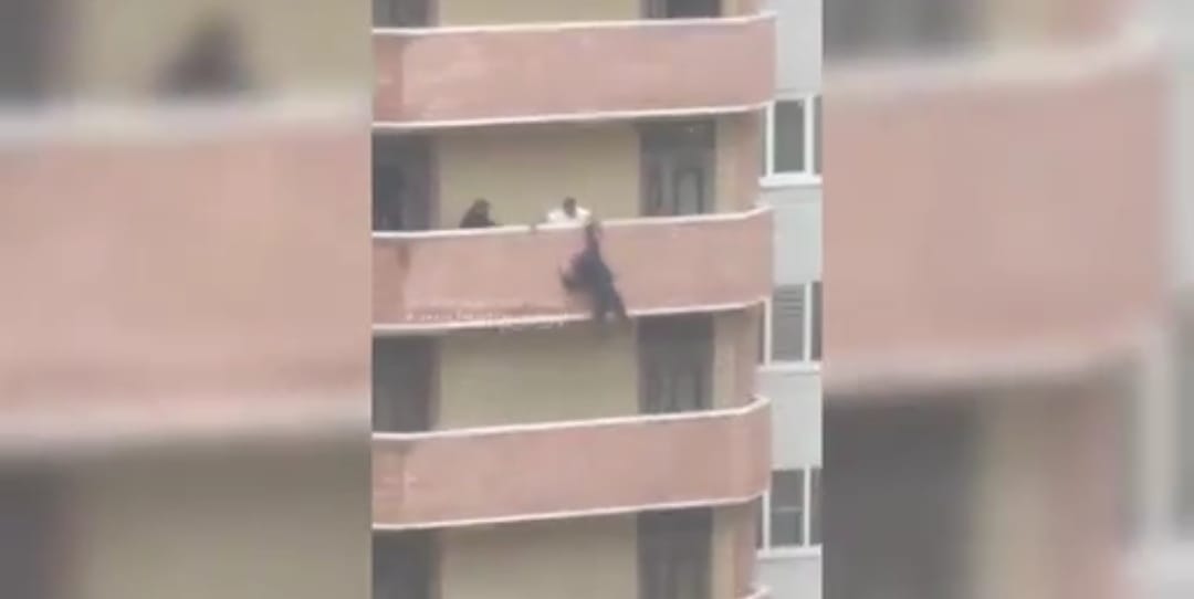 إنقاذ رجل حاول القفز من شرفة منزله فى روسيا (1)