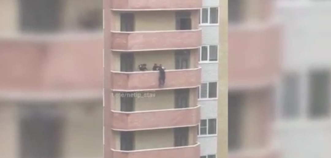 إنقاذ رجل حاول القفز من شرفة منزله فى روسيا (2)