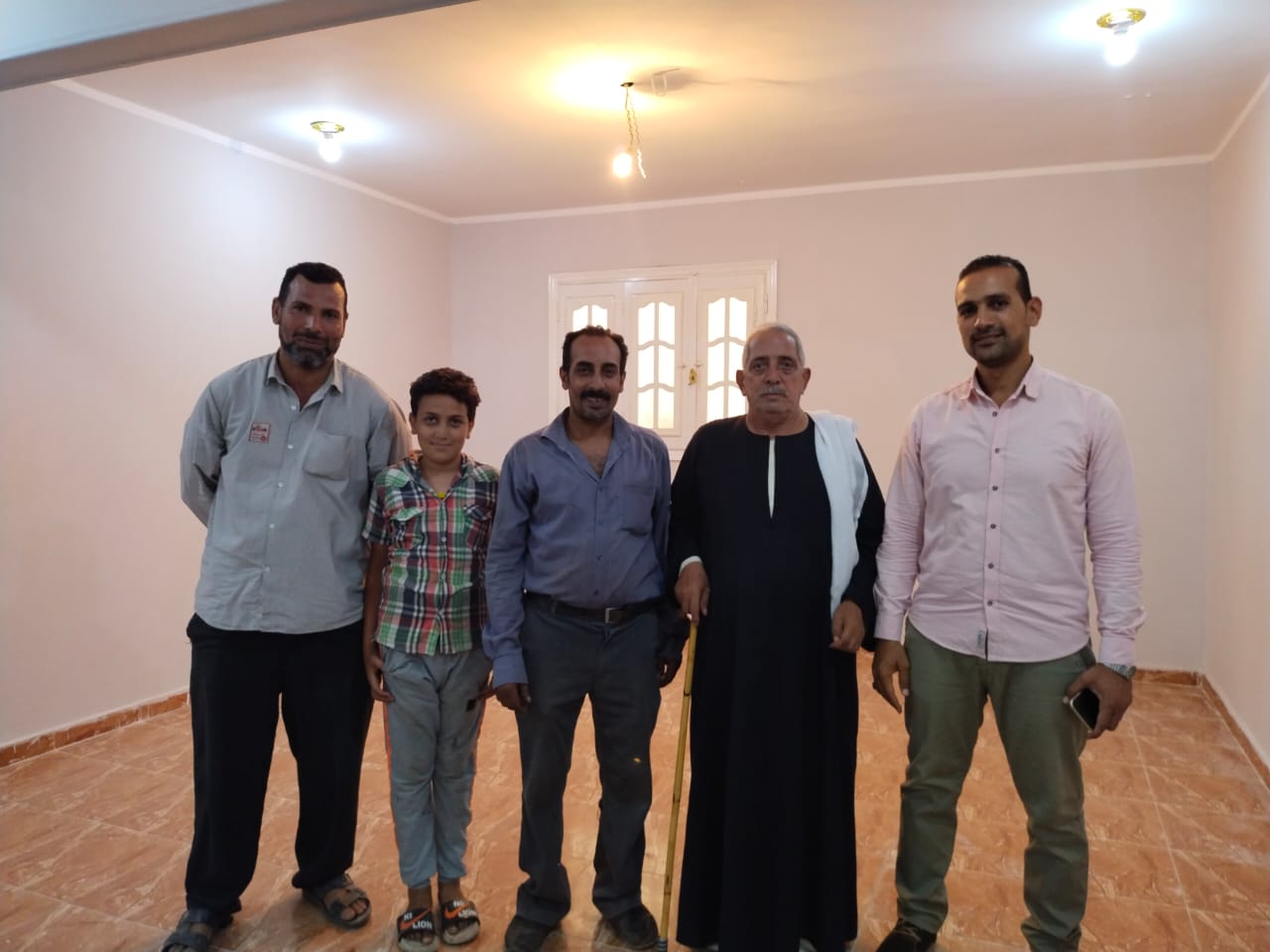 أحمد رزق رئيس الوحدة المحلية بنوي وأمين عدلي قى المنزل الجديد