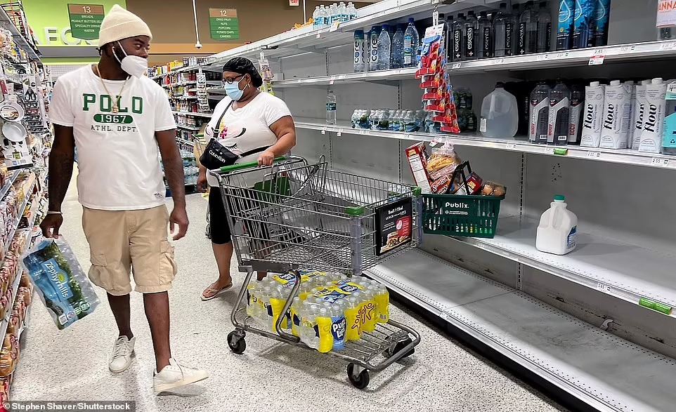 الأمريكيون يشترون احتياجاتهم قبل العاصفة
