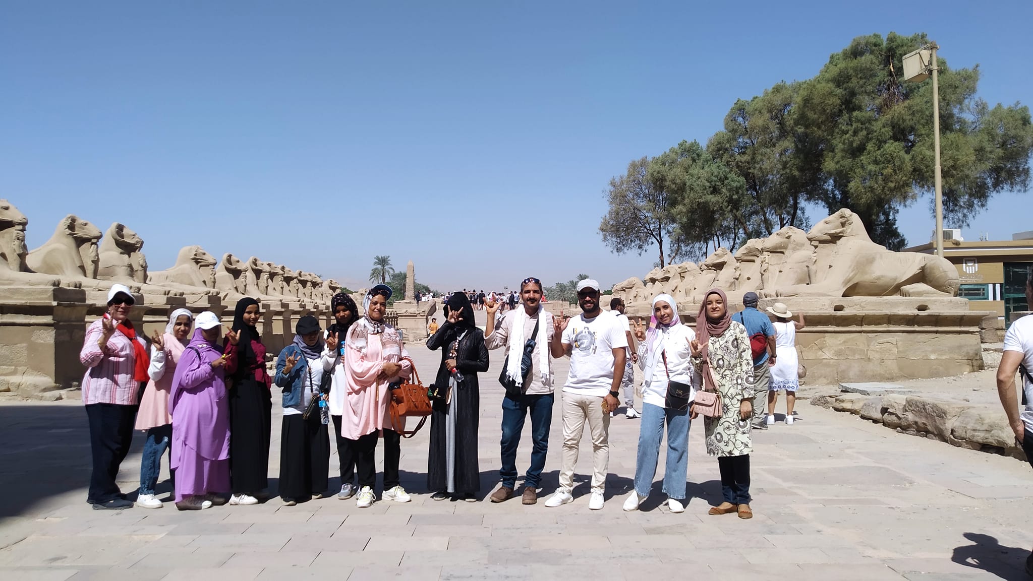 زيارة لطلبة التنمية الفكرية لمعابد الكرنك وشرحه بلغة الإشارة
