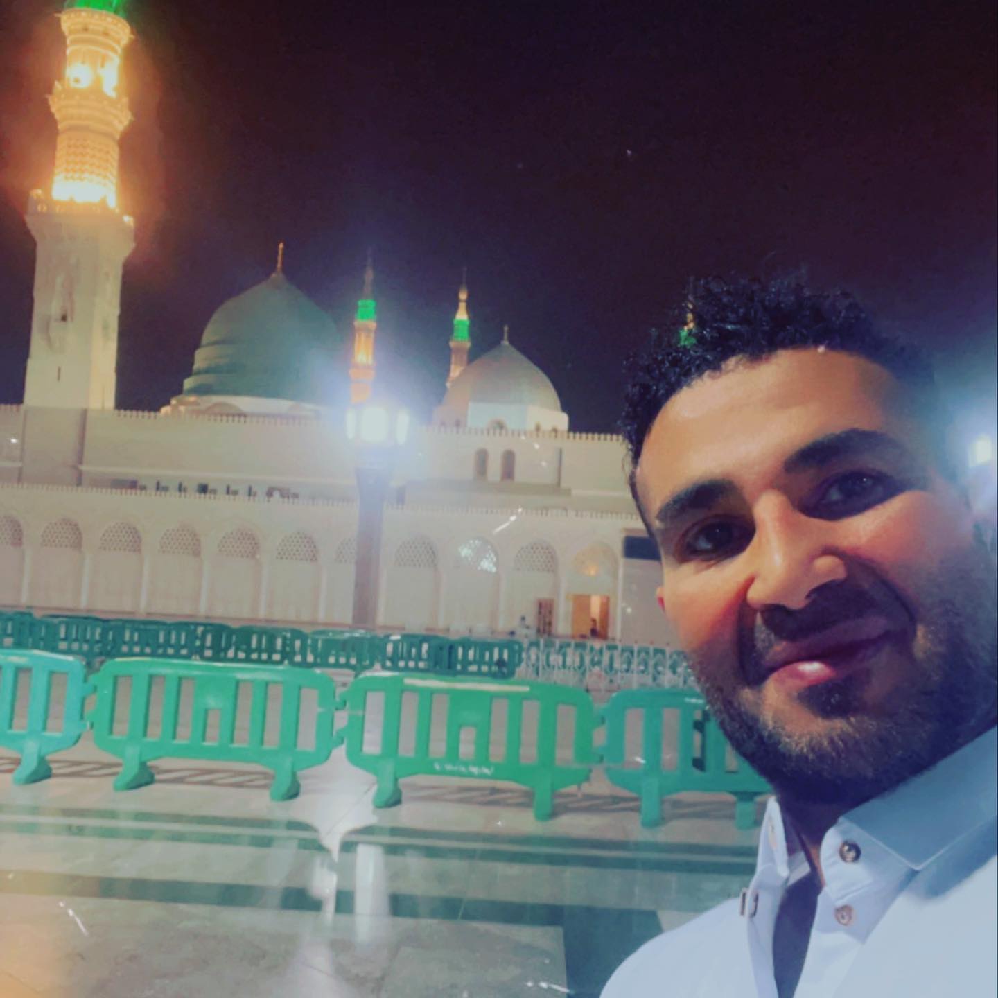 أحمد سعد من أمام المسجد النبوى