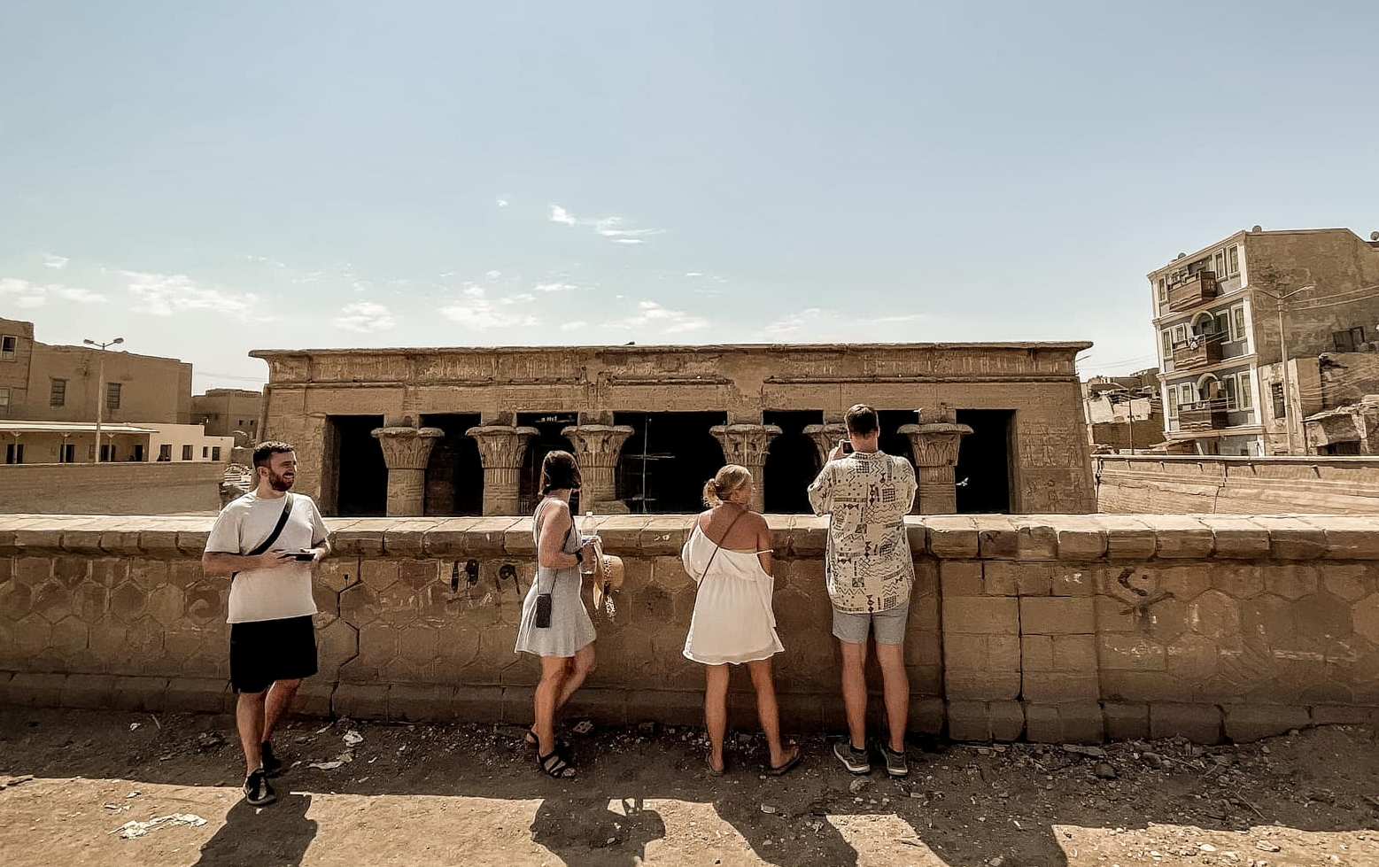 السياح خلال زيارتهم لمعبد إسنا جنوب الأقصر