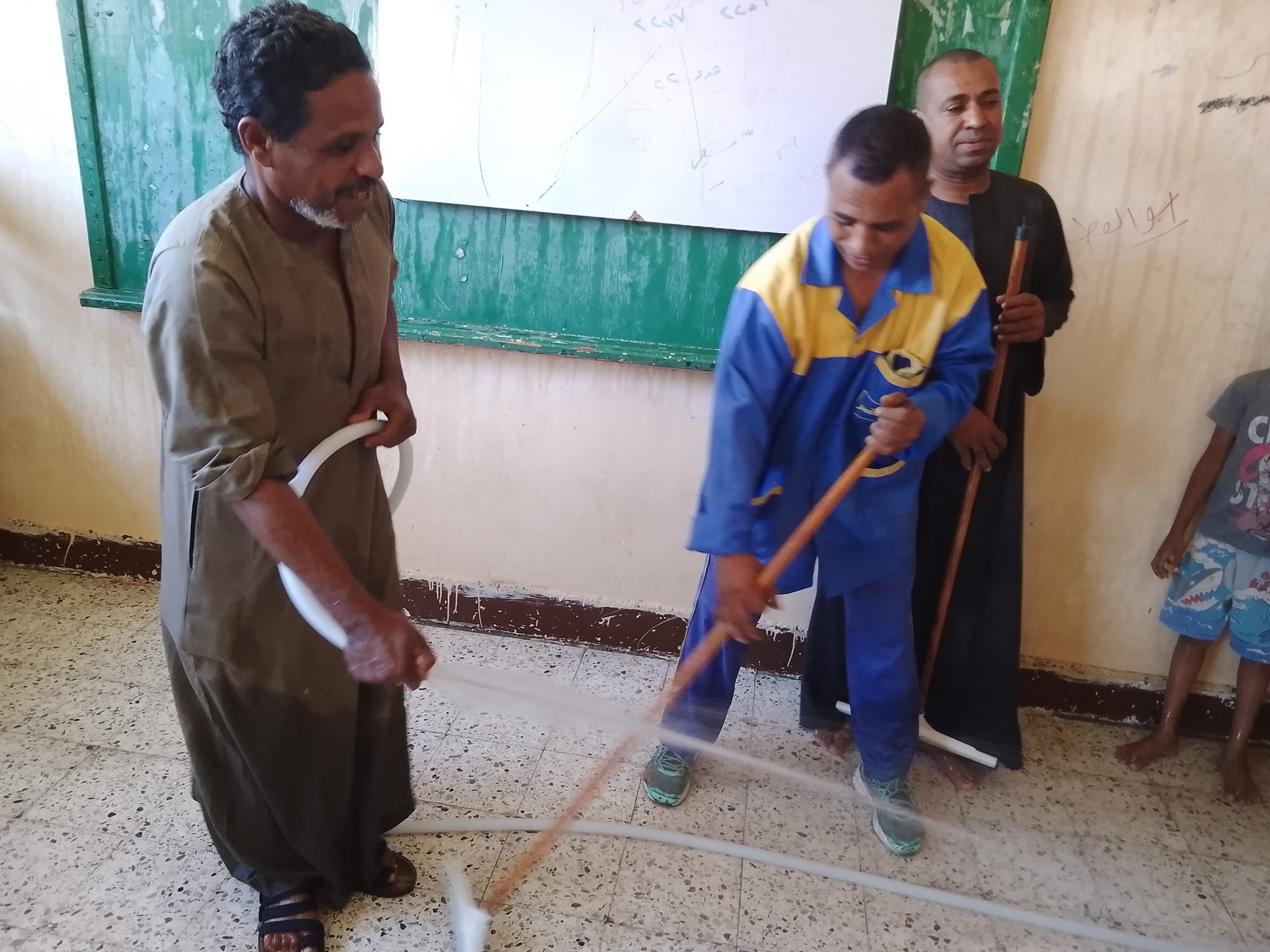 مدرسين وعمال مدرسة الشهيد حسن غرب الأقصر ينظفون مدرستهم