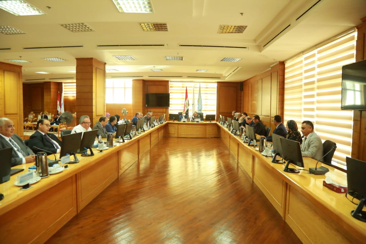 عمداء الكليات اثناء  جلسة مجلس الجامعة
