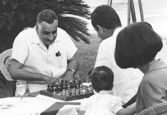 عبد الناصر يلعب الشطرنج