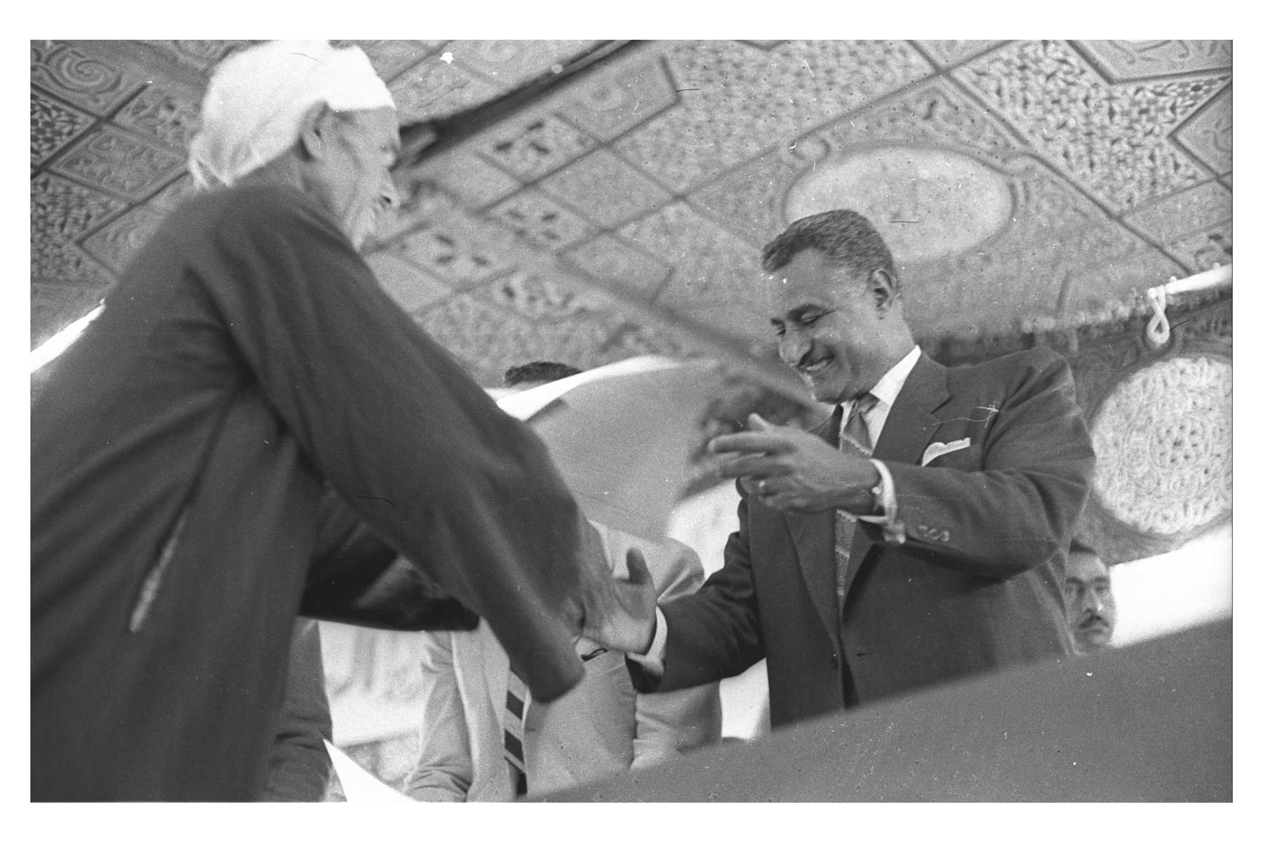 زيارة عبد الناصر لادكو وتسليم الفلاحين عقود الاراضى