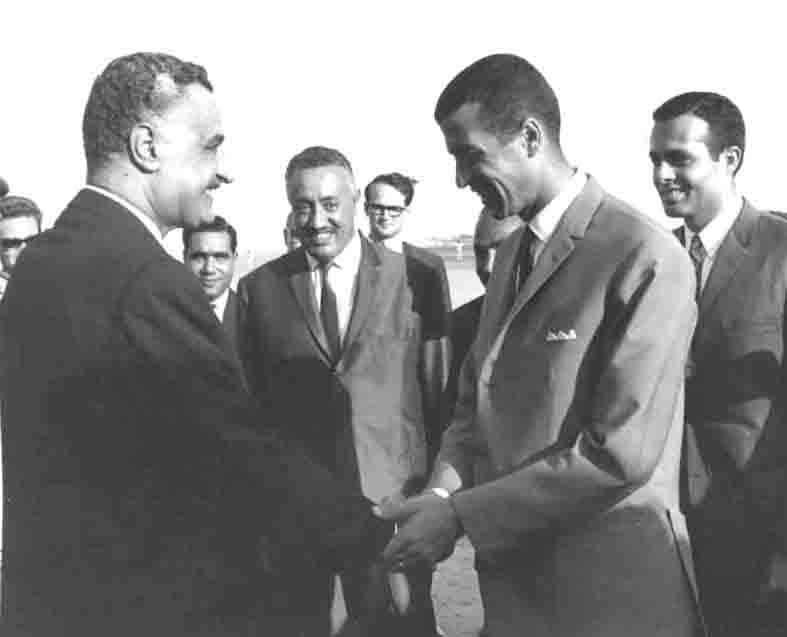استقبال عبد الناصر بالمطار عقب عودته من رحلته الى تسخالطوبو بالاتحاد السوفيتى للعلاج