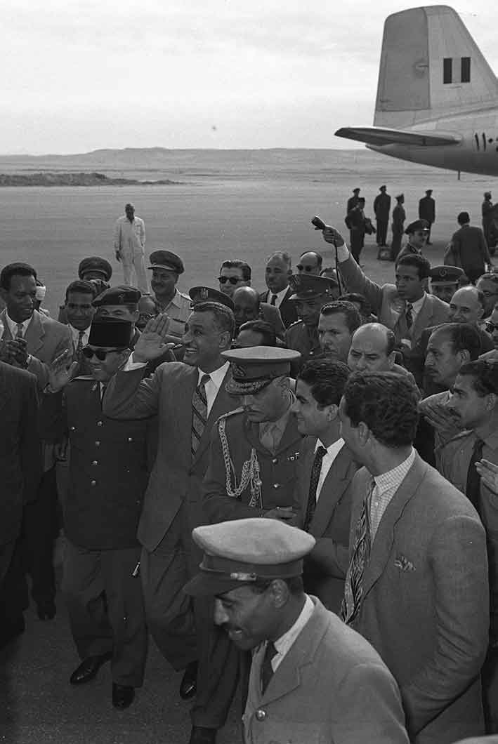 عبد الناصر مع رئيس اندونيسيا احمد سوكارنو بالبر الغربى بالأقصر