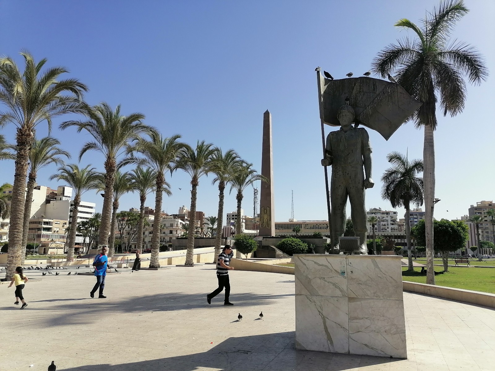 النصب التذكاري وتماثيل الميدان