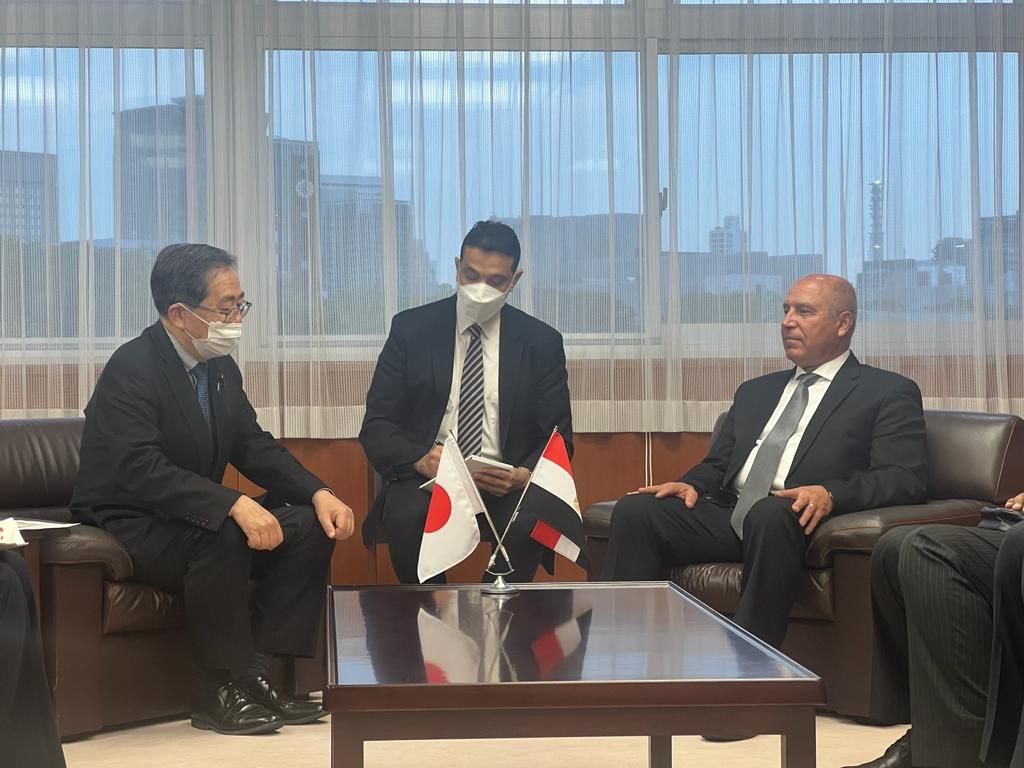 وزير النقل مع وزير الدولة للشئون الخارجية الياباني