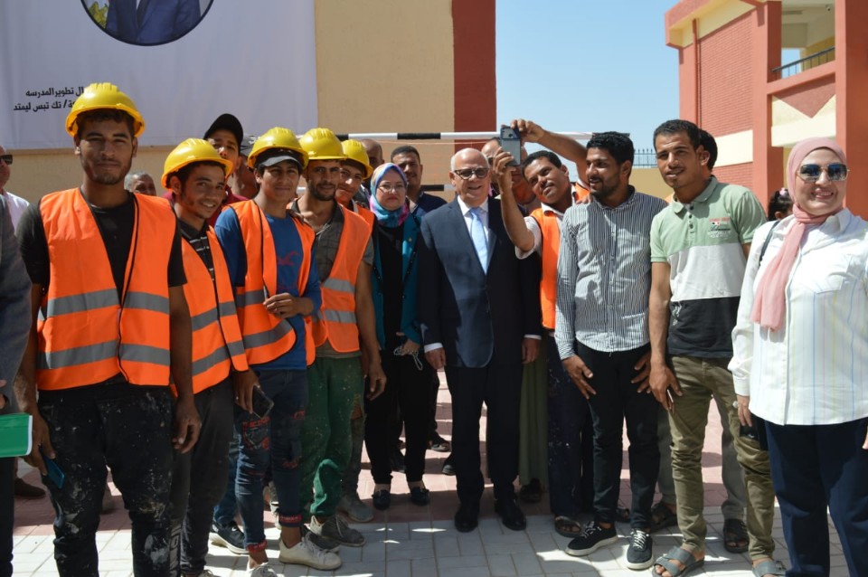 محافظ بورسعيد يفتتح أعمال تطوير مدرسة زيدان سند (1)