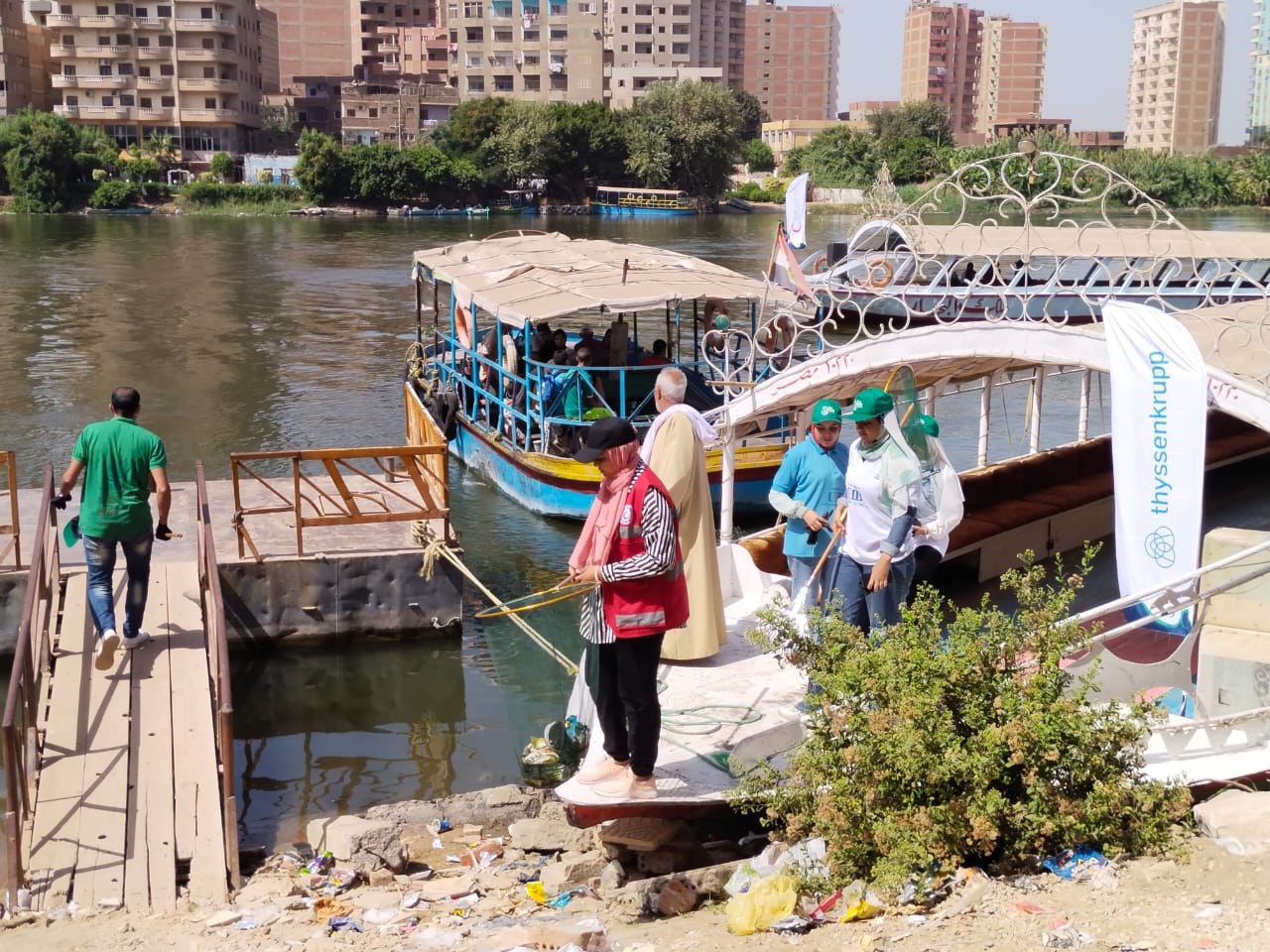 جانب من حملة نظافة بنهر النيل بالمنيا (1)