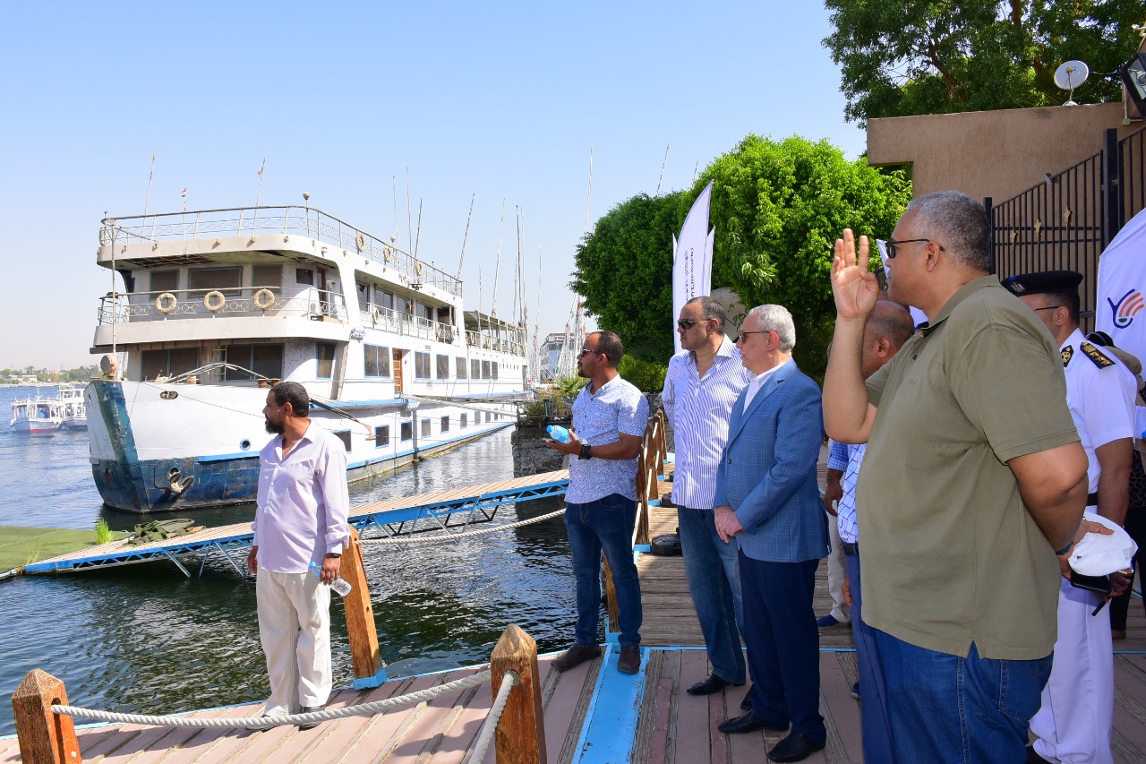 المحافظ يشرف على حملة نظافة نهر النيل بالأقصر