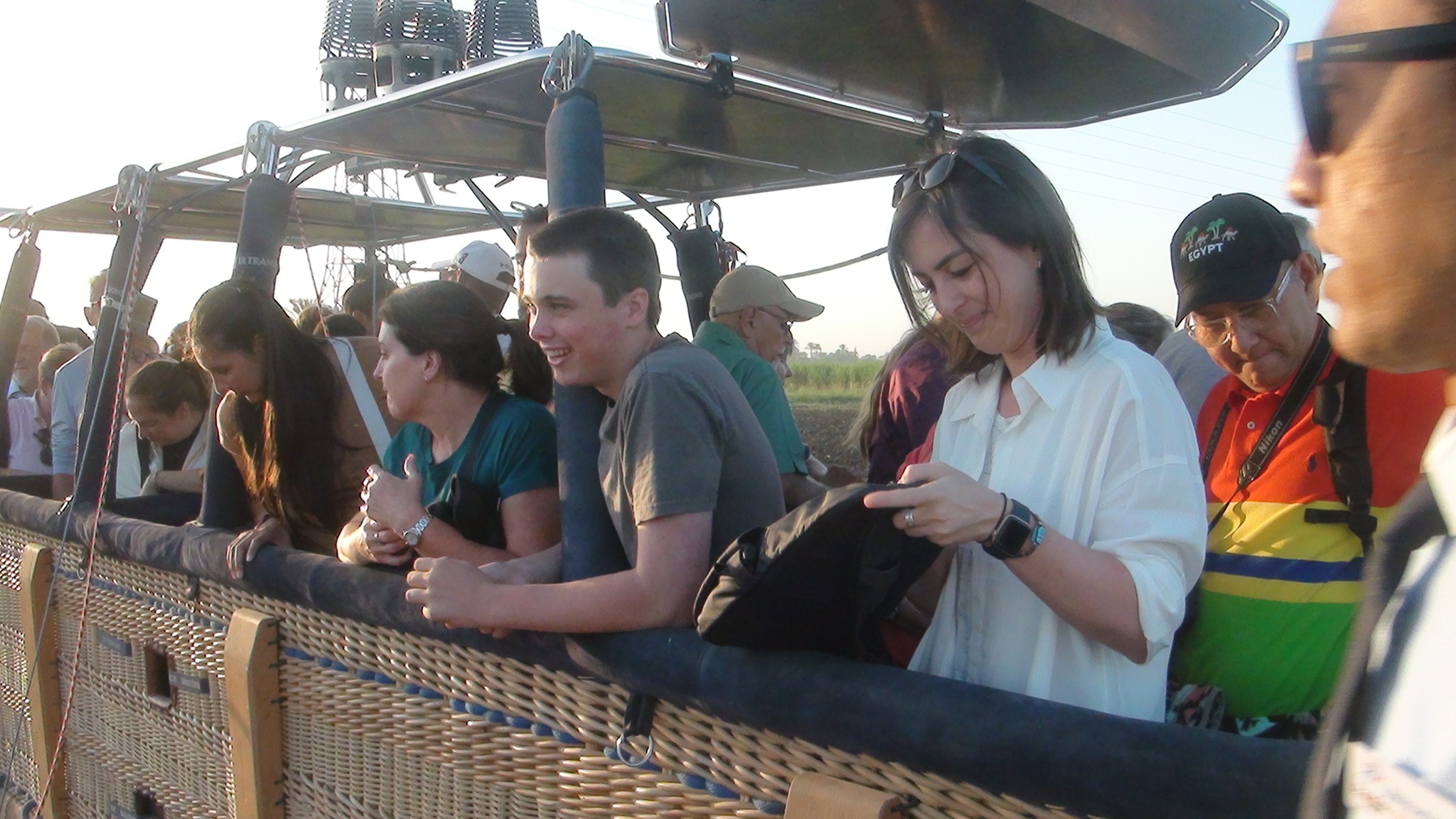 السياح داخل باسكت البالون الطائر بالأقصر