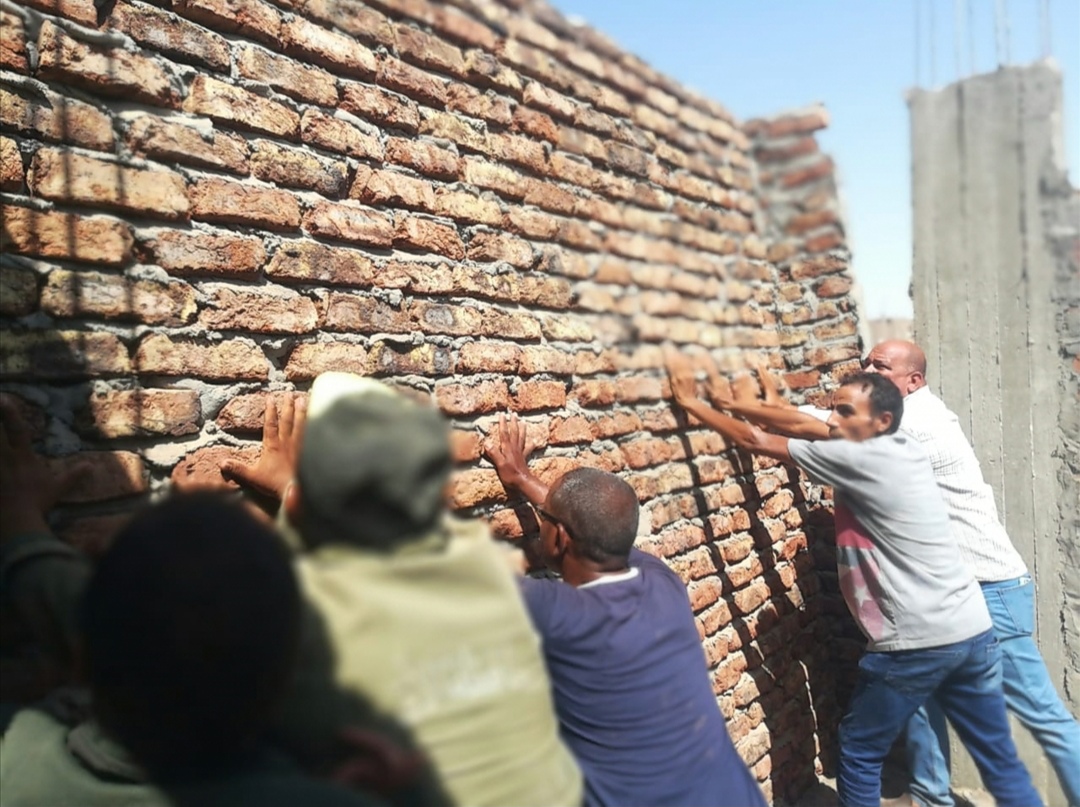 إزالة أعمال بناء مخالف بمساحة 150 متر بمدينة الأقصر