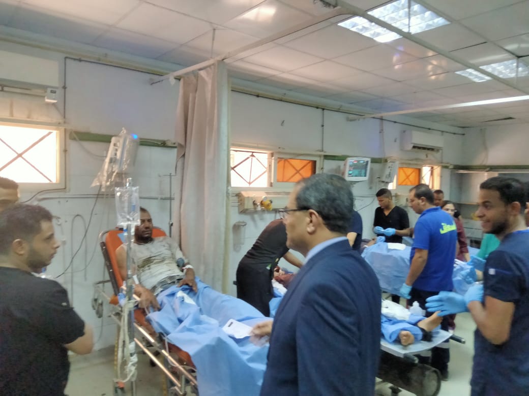 رئيس جامعة سوهاج يتابع مصابين حادث أخميم  (2)