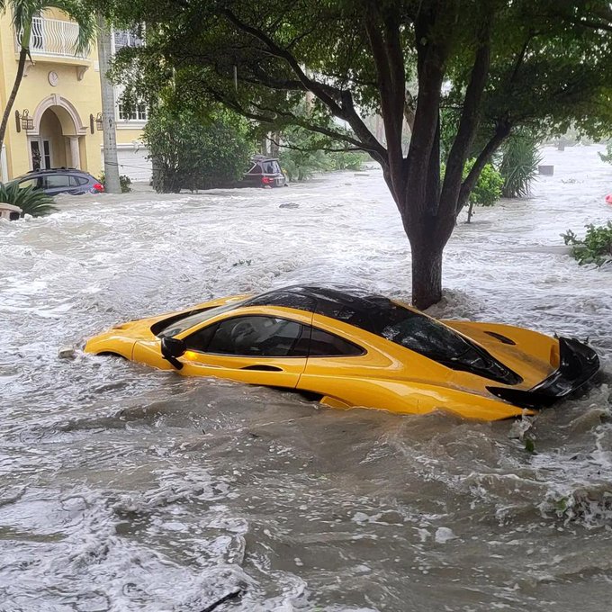مياه الاعصار تغرق السيارة الجديدة