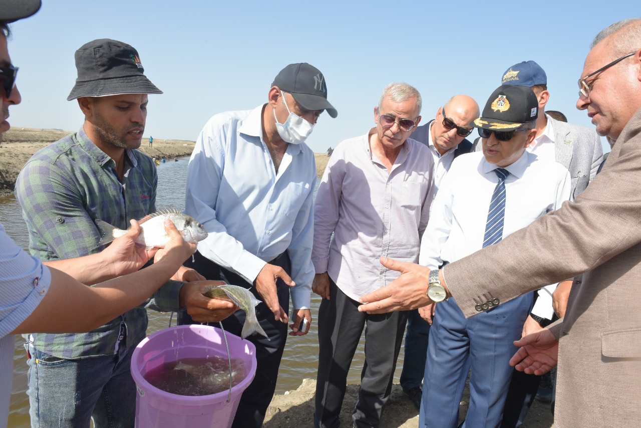جانب من جولة الفريق أسامة ربيع رئيس هيئة قناة السويس بمشروع المزارع السمكية  (2)