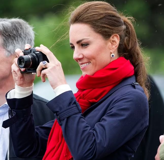 كيت اول فرد في العائلة الملكة يلتقط صور رسمية