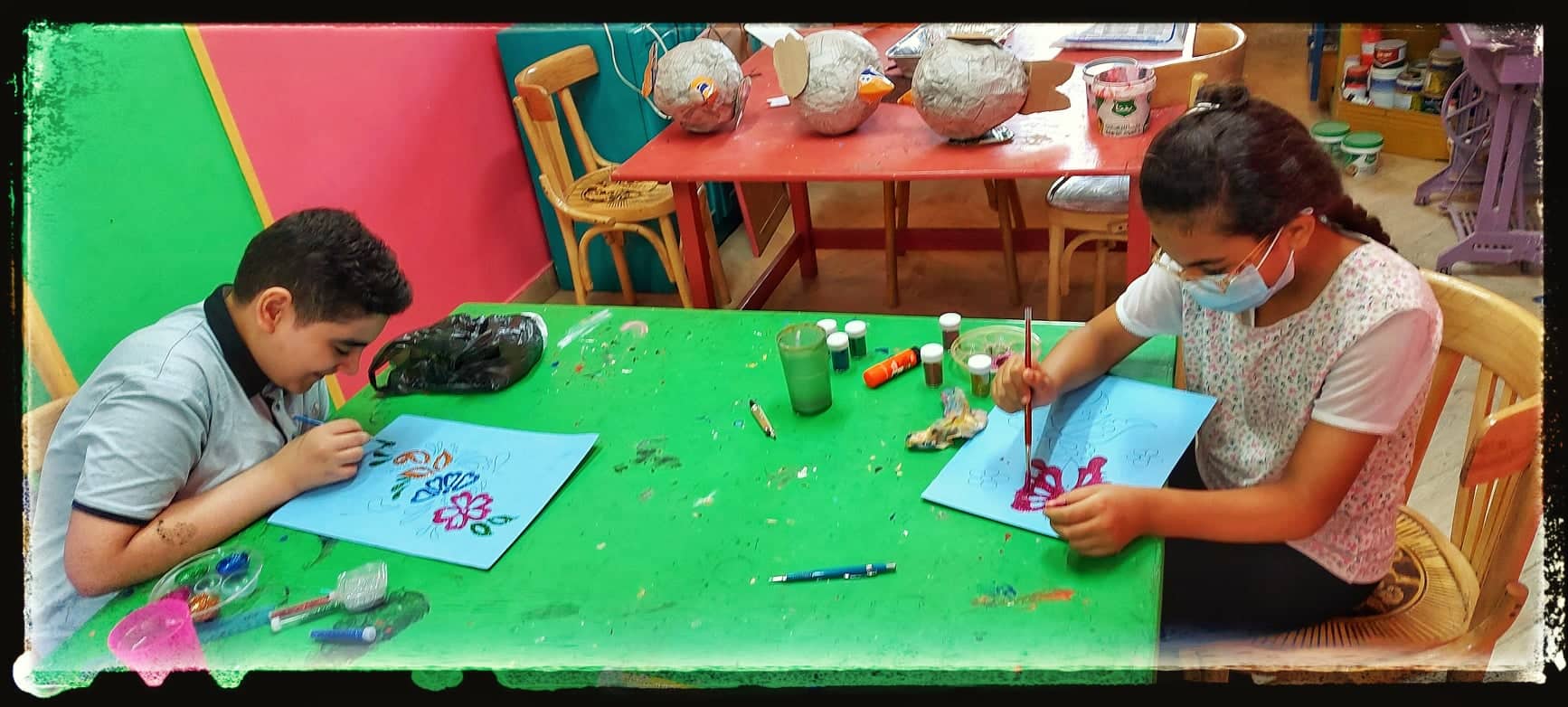 أطفال يرسمون لوحات