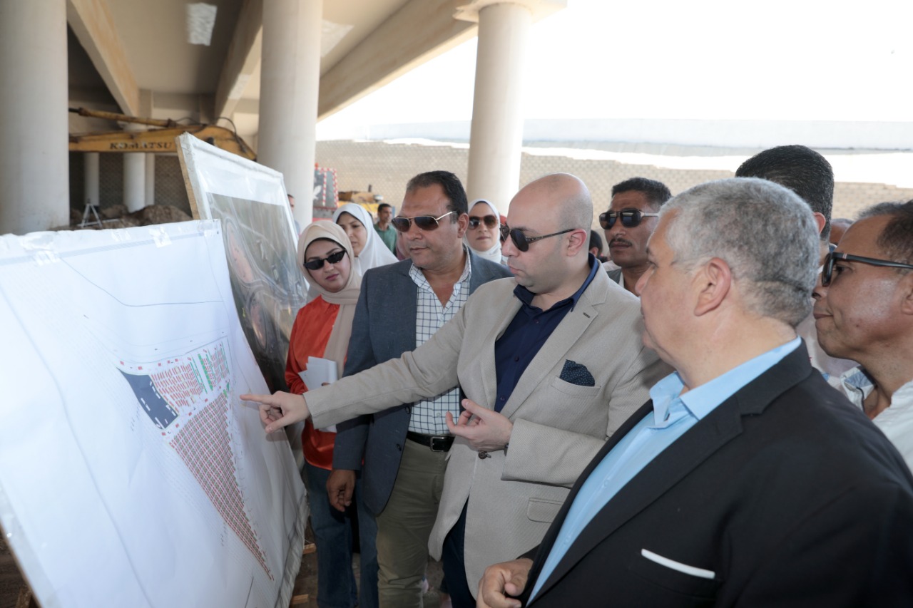 محافظ بني سويف يتفقد أعمال البدء في تنفيذ مشروع موقفين على مساحة 25 ألف متر مسطح أسفل عدلي منصور  (3)